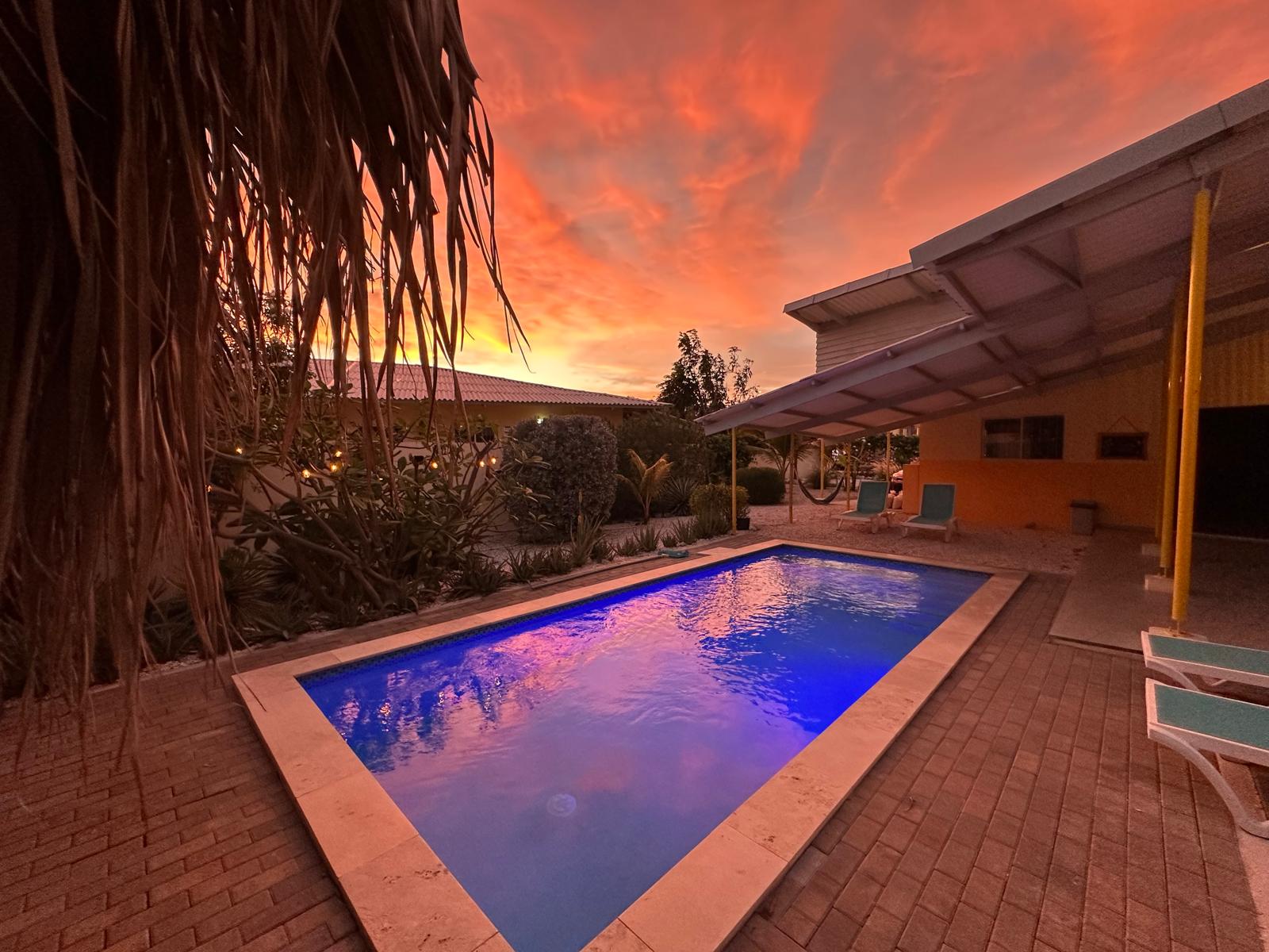 Villa Lora privé zwembad bij zonsondergang