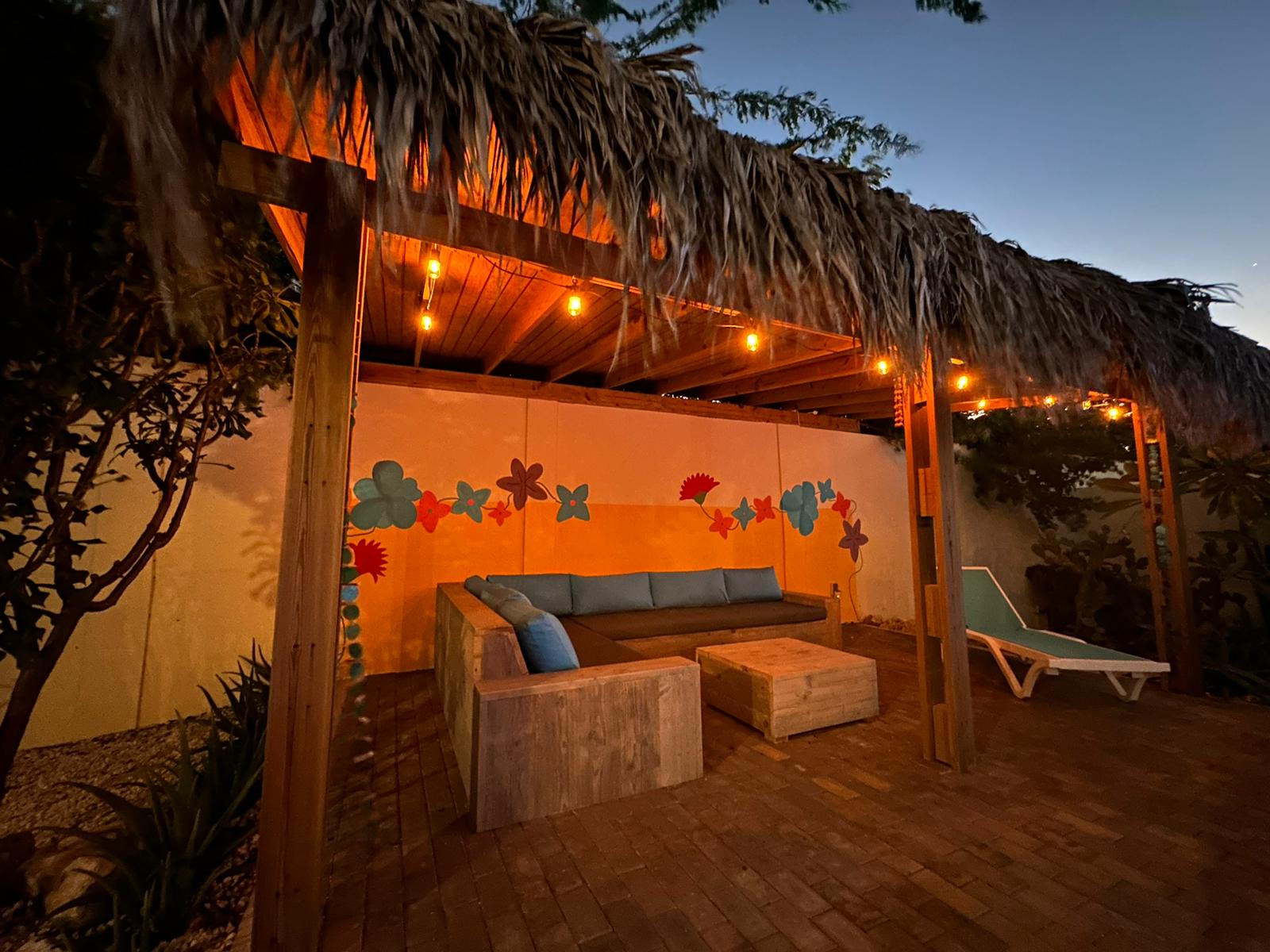 Palapa met sfeerverlichting bij avond