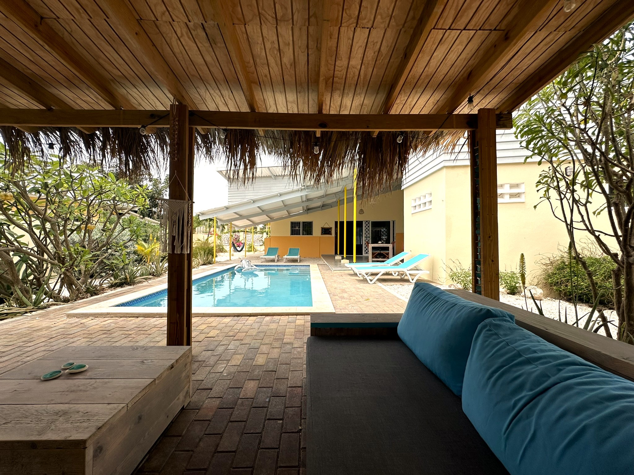 Palapa met bank